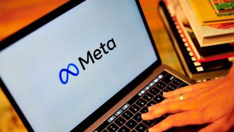 Юнските съкращения на служители в САЩ са спаднали наполовина