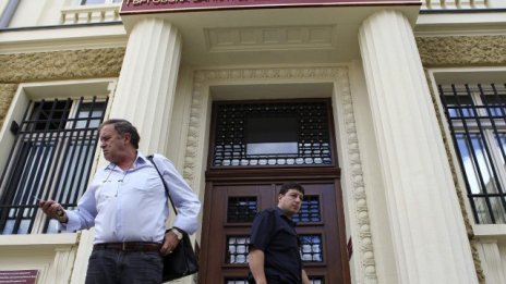 Кабинетът: По-добре е жизнената част от КТБ да продължи да работи