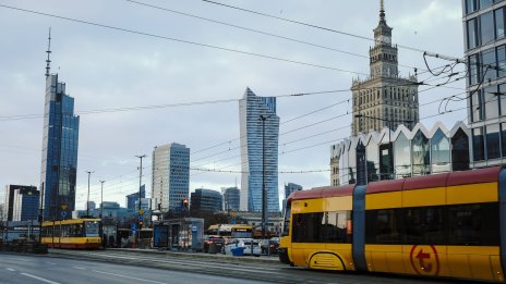 Инфлацията в Полша се охлажда до целта на централната банка за първи път от три години