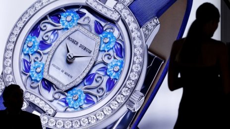 Richemont очаква оперативната печалба за полугодието да се свие с 45%