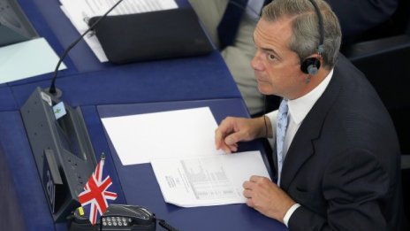 Фараж: Може да задействаме член 50 през януари