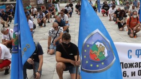 Полицаи протестираха на професионалния си празник