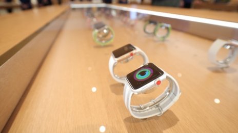 Apple удря на камък с iPhone в Индия, но не и с часовниците си