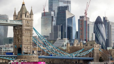 Британски регулатор критикува банките, че запазват за себе си ползите от по-високите лихви