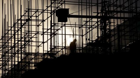 Строителството изпраща успешна година, но се ослушва за нова криза