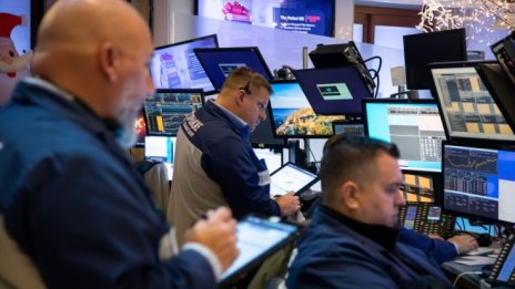 Коледното настроение напусна Wall Street*