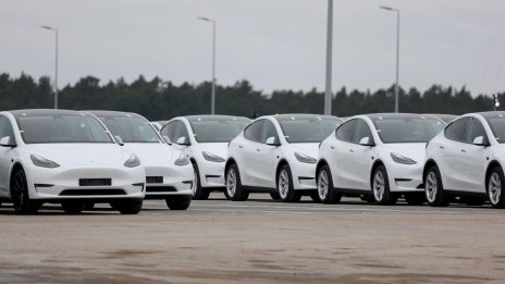 Делът на изцяло електрическите коли в света достига 12% през март