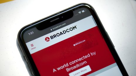 Broadcom очаква AI търсенето да компенсира слабостта на други части от бизнеса ѝ