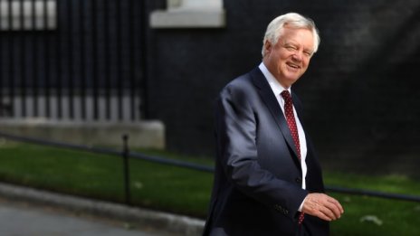 Собственият министър на Мей за Brexit не одобри идеите ѝ за излизането от блока