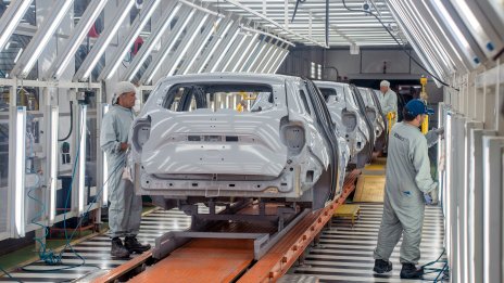 Продажбите на Renault достигат плато през първото полугодие заради отлива при микробусите