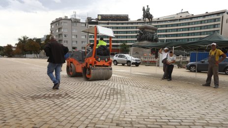 "Спаси София" алармира за ново пропадане на пренаредени жълти павета срещу СУ