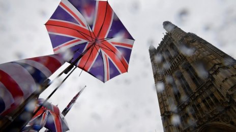 Moody's понижи перспективата на кредитния рейтинг на Великобритания 