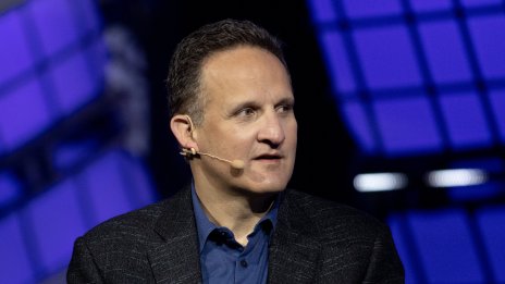 Лидерът на Amazon Web Services се оттегля от компанията