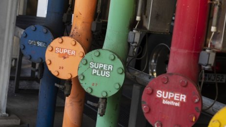 Страховете, че най-лошото предстои, потопяват цената на петрола*