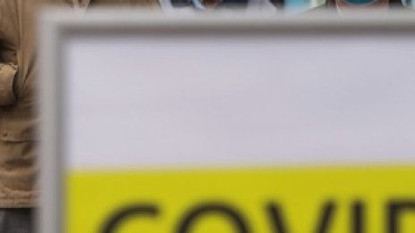 Половината пълнолетни британци вече са получили една доза ваксина