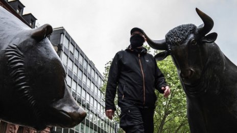 Трейдърите отменят залозите за повишаване на лихвите с появата на новия COVID щам