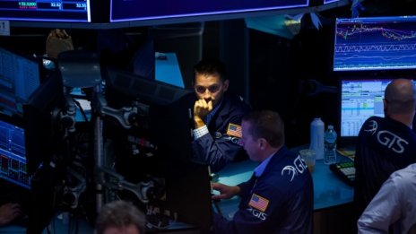 Dow приключи най-мрачната сесия за годината, изтривайки над 900 пункта