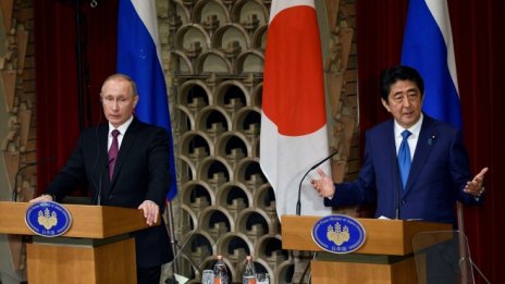Путин и Абе договориха икономическо сътрудничество на спорните острови