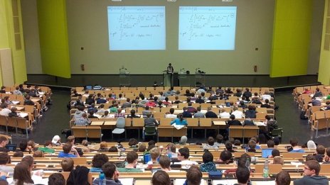 С 10% се увеличават стартовите заплати на учителите от 2017 г.