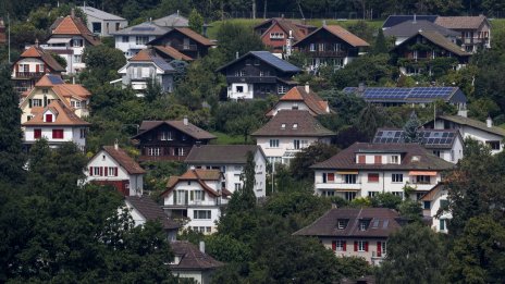 Избирателите в Швейцария подкрепиха отмяната на вековен имотен данък