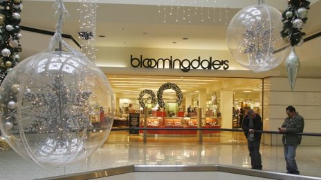 Bloomingdale's маркира дрехите, така че да не могат да бъдат носени и върнати