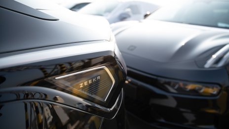 Tesla и Zeekr нажежават допълнително ценовата война при електромобилите в Китай