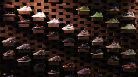 Adidas снижи прогнозата за печалбата си за пореден път