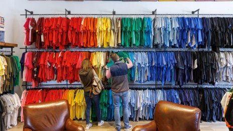 Растящите продажби на дребно в САЩ показват, че Фед има още работа