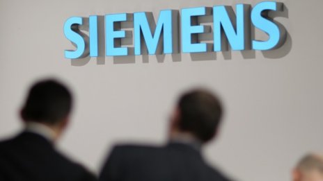 Разходи за вятърни турбини свиха ръста на печалбата на Siemens до 28%
