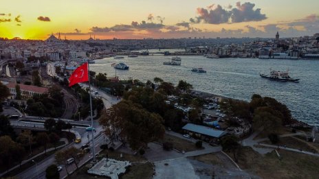 Турция блокира влизането на британски миночистачи в Черно море