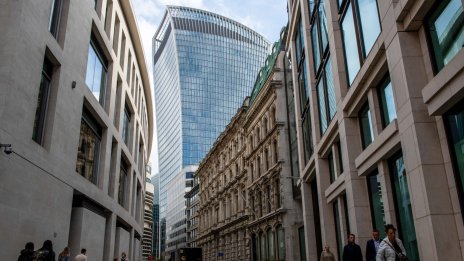 Британската икономика се справя по-зле от тази на еврозоната заради раната от Brexit