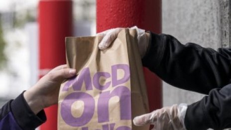 Затегнатият трудов пазар в САЩ принуждава McDonald's да вдига заплатите