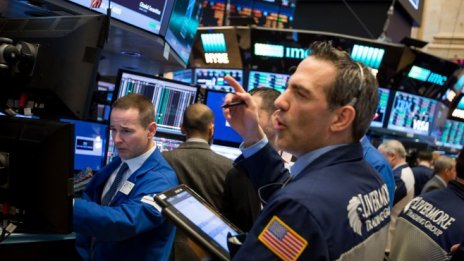 Dow прибави над 400 пункта, възстановявайки се от загубата от предходната сесия