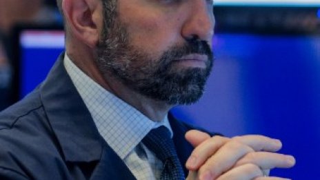Dow Jones изтри над 300 пункта заради понижените надежди в търговията