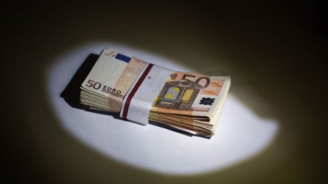 Защо еврото поевтинява и докъде ще стигне този тренд?