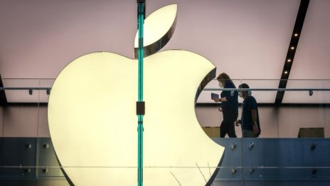 Apple склони да отстъпи пред някои разработчици макар и временно