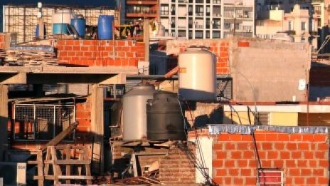 Най-зле представящата се валута в света разбива мечтите на купувачите на жилище