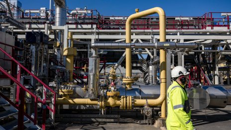 По-евтиният петрол свива печалбата на най-голямата енергийна компания в Норвегия