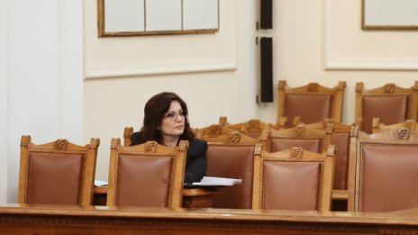 Асена Сербезова има 3 месеца да намери изход от кризата с медицинския персонал