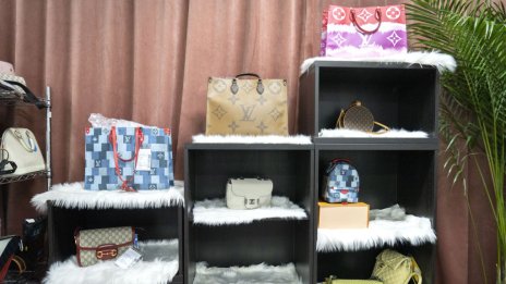Китайските потребители утоляват глада си за луксозни стоки с употребявани чанти и часовници
