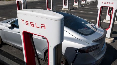 Ще заместят ли малките инвеститори големите в Tesla