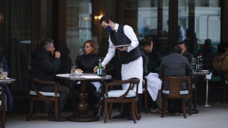 Служителите в британските компании са се увеличили с рекорден темп през май