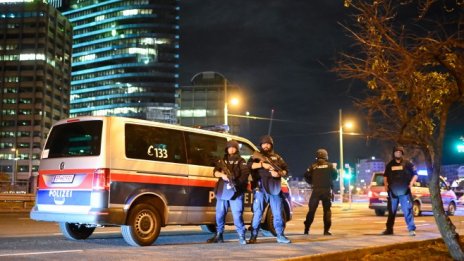 Поне три жертви след терористична атака във Виена