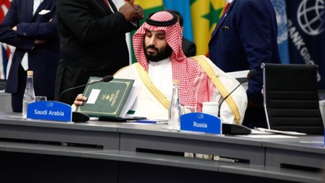 Печалбата на Aramco се свива с 45% заради по-евтиния петрол