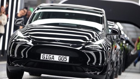 Бивши служители съдят Tesla заради „масови съкращения“