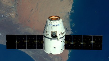 Капсулата на SpaceX с двама американски астронавти се скачи с МКС