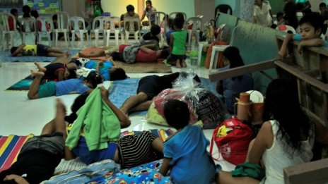 Навръх Коледа десетки хиляди филипинци се спасяват от тайфун