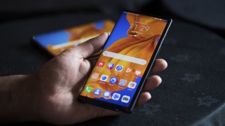 Конкурентите на Huawei стават все по-смели, докато тя се бори с проблеми