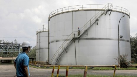 Ръстът на резервите в САЩ смъкна цената на петрола от 7-годишния ѝ връх*