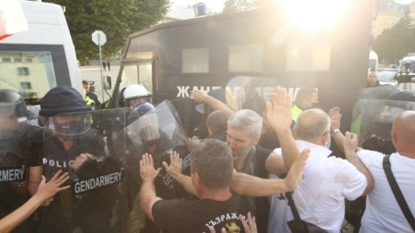 Новият политически сезон: Протести за оставка, договорки и лютив спрей